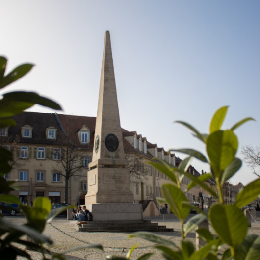 Holzmarkt mit Obelisk in der Mitte.
